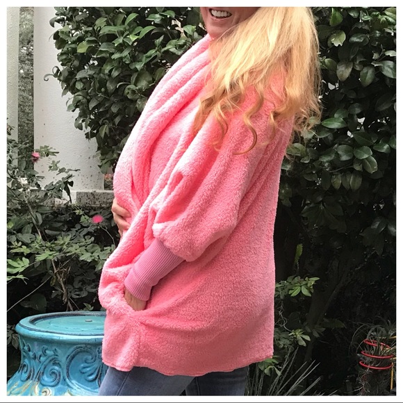 LAST 🔘 Wrap Me in Luxury!  Fuzzy Barbie Pink Wrap - Picture 6 of 8